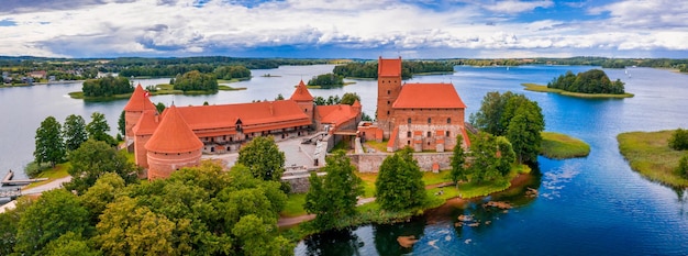 Widok Z Lotu Ptaka Na Troki, Nad średniowiecznym Gotyckim Zamkiem Wyspa Na Jeziorze Galve. Płaskie Ułożenie Najpiękniejszego Zabytku Litwy. Zamek Na Wyspie Troki, Najpopularniejsza Miejscowość Turystyczna Na Litwie