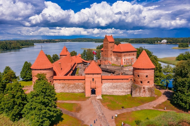 Widok z lotu ptaka na Troki, nad średniowiecznym gotyckim zamkiem wyspa na jeziorze Galve. Płaskie ułożenie najpiękniejszego zabytku Litwy. Zamek na wyspie Troki, najpopularniejsza miejscowość turystyczna na Litwie