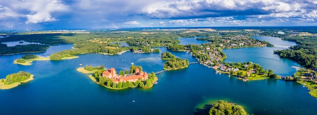 Widok z lotu ptaka na Troki, nad średniowiecznym gotyckim zamkiem wyspa na jeziorze Galve. Płaskie ułożenie najpiękniejszego zabytku Litwy. Zamek na wyspie Troki, najpopularniejsza miejscowość turystyczna na Litwie
