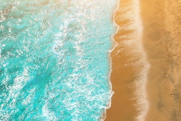 Widok z lotu ptaka na tropikalną piaszczystą plażę i błękitny ocean