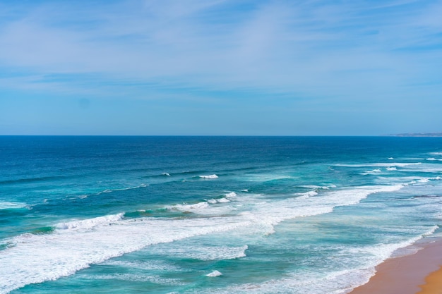 Widok z lotu ptaka na tropikalną piaszczystą plażę i ocean z turkusową wodą z falami Słoneczny dzień na plaży Oceanu Atlantyckiego