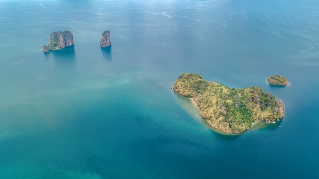 widok z lotu ptaka na tropikalne wyspy, plaże i łodzie w błękitne czyste morze Andamańskie z góry, piękne wyspy archipelagu Krabi, Tajlandia