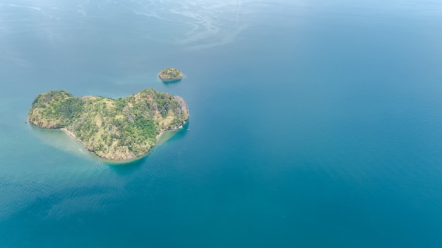 widok z lotu ptaka na tropikalne wyspy, plaże i łodzie w błękitne czyste morze Andamańskie z góry, piękne wyspy archipelagu Krabi, Tajlandia