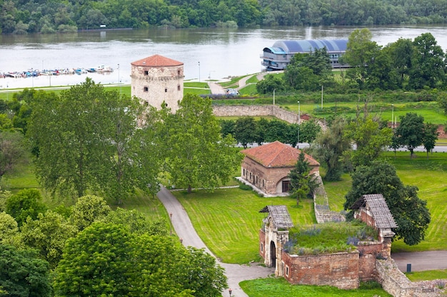 Zdjęcie widok z lotu ptaka na twierdzę belgrad wzdłuż dunaju