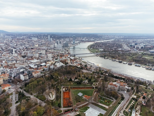 Widok z lotu ptaka na twierdzę Kalemegdan w Belgradzie Letnie zdjęcie z drona Serbia