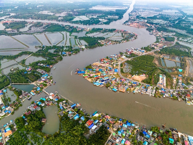 Widok z lotu ptaka na ujście rzeki w pobliżu Wat Pak Ao Phetchaburi Tajlandia