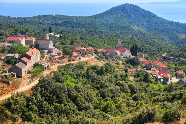 Widok z lotu ptaka na Velo Grablje Historyczna wioska na wyspie Hvar w Chorwacji, słynąca z produkcji lawendy i oliwy z oliwek Widok z lotu ptaka ze starej górskiej drogi