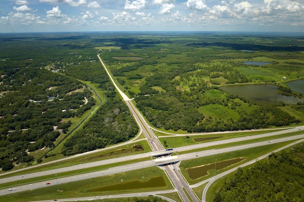 Widok z lotu ptaka na wiadukt autostrady z szybko poruszającymi się samochodami i ciężarówkami Międzystanowa infrastruktura transportowa w USA