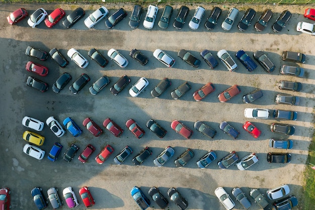 Widok z lotu ptaka na wiele kolorowych samochodów zaparkowanych na parkingu dealera na sprzedaż