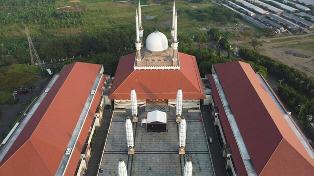 Widok Z Lotu Ptaka Na Wielki Meczet Na Jawie środkowej (masjid Agung Jawa Tengah, Indonezja)