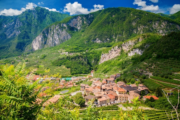 Widok z lotu ptaka na wieś Tenno otoczoną górami, w pobliżu jeziora Garda, Trentino, Włochy