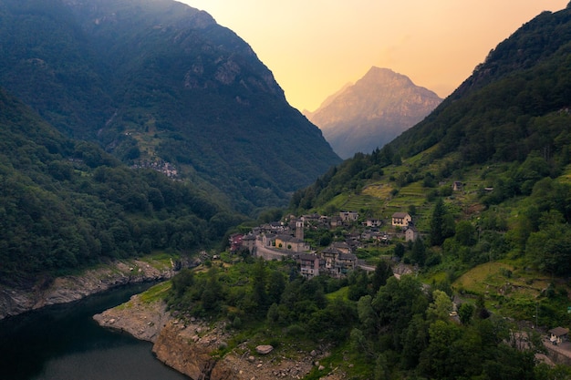 Widok z lotu ptaka na wieś vogorno w dolinie verzasca w alpach szwajcarskich