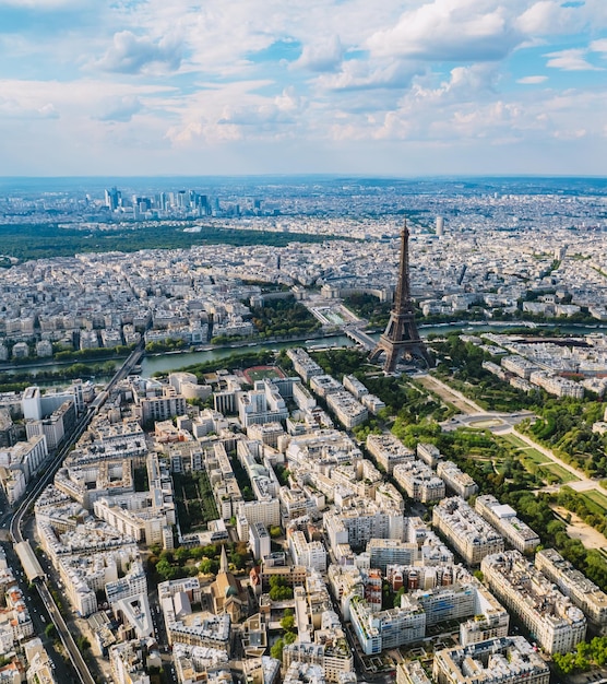 Widok z lotu ptaka na wieżę Tour Eiffel i atrakcje Paryża na Sekwanie we Francji