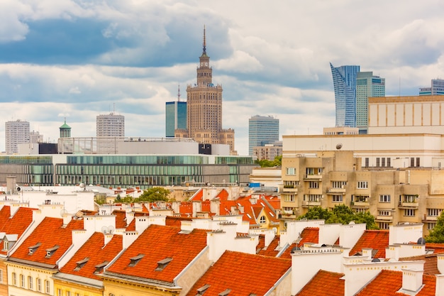 Widok Z Lotu Ptaka Na Wieżowce I Stare Miasto W Warszawie.