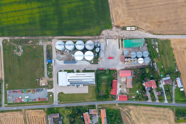 Widok Z Lotu Ptaka Na Windy Rolne I Budynki Gospodarcze W Polu