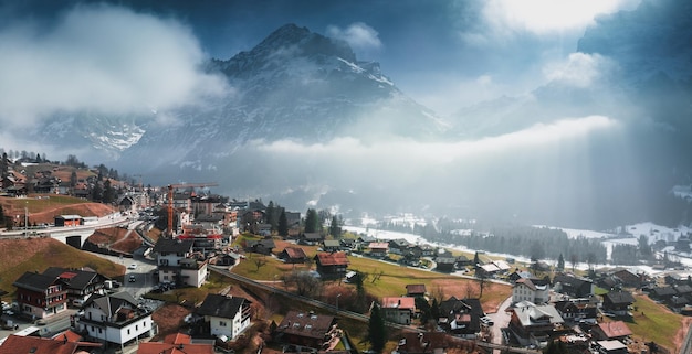 Widok z lotu ptaka na wioskę grindelwald w szwajcarii w pobliżu alp szwajcarskich