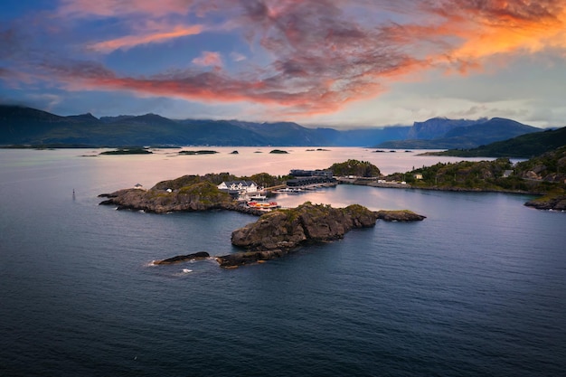 Widok z lotu ptaka na wioskę hamn i senja na wyspie senja w norwegii