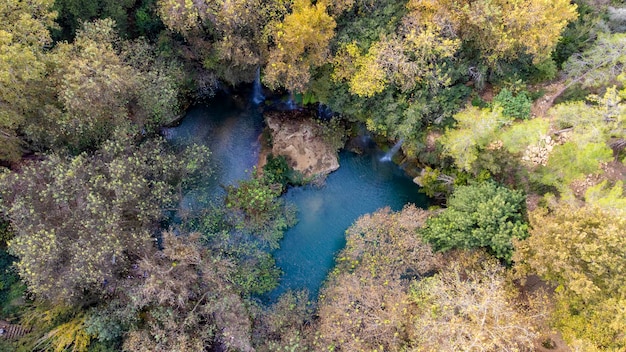 Widok z lotu ptaka na wodospad Antalya Kursunlu z dronem.