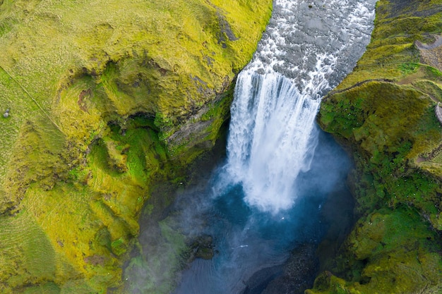 Widok z lotu ptaka na wodospad Skogafoss w Islandii