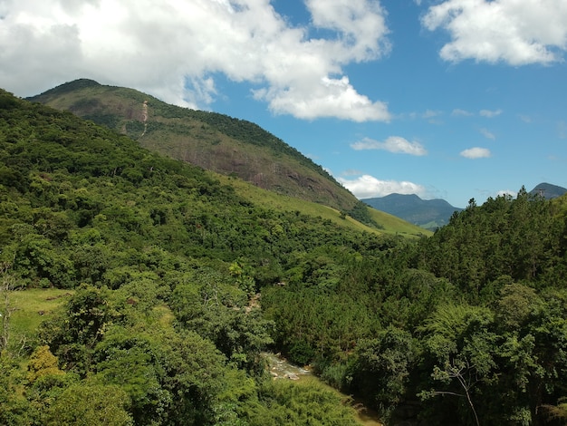 Widok z lotu ptaka na wodospad w Bicuda Grande, Rio de Janeiro z górami i wzgórzami. Zdjęcie z drona.