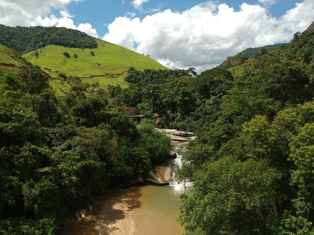 Widok z lotu ptaka na wodospad w Bicuda Grande, Rio de Janeiro z górami i wzgórzami. Zdjęcie z drona.