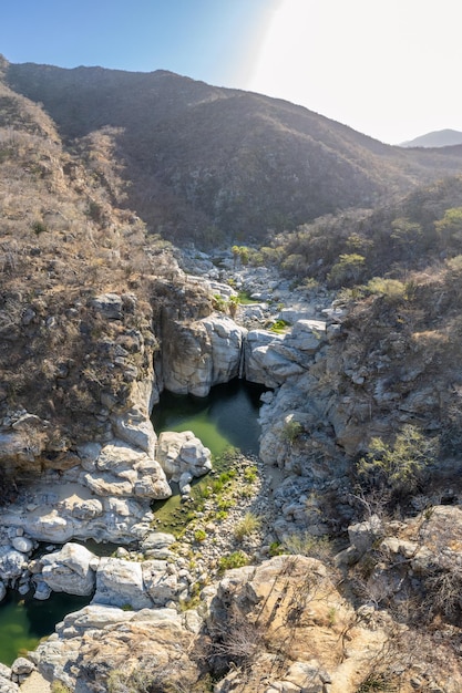 Widok z lotu ptaka na wodospad Zorro Canyon na ekologicznym ranczo Sol De Mayo w Santiago, BCS, Meksyk