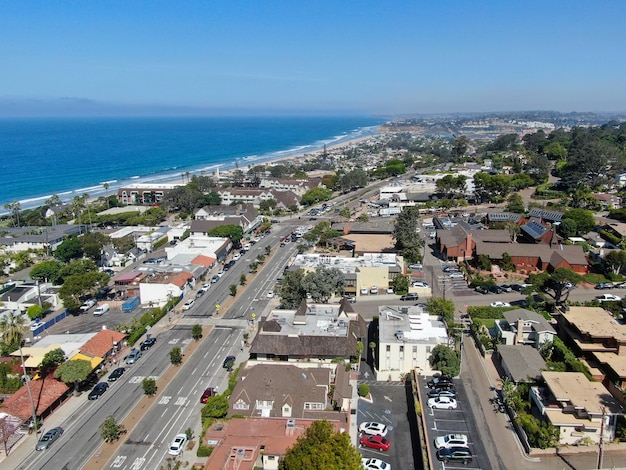 Widok z lotu ptaka na wybrzeże Del Mar i plażę, hrabstwo San Diego, Kalifornia, USA.