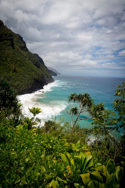 Widok z lotu ptaka na wybrzeże Na Pali w Kauai na Hawajach