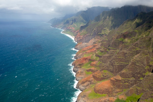 Widok z lotu ptaka na wybrzeże Na Pali w Kauai na Hawajach