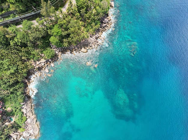 Widok Z Lotu Ptaka Na Wybrzeże Na Wyspie Phuketpiękna Powierzchnia Morza Niesamowite Fale Seascape Widok Na Góry W Phuket Tajlandia