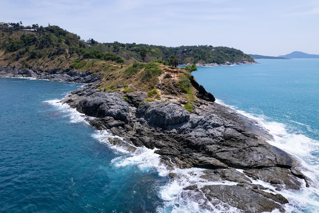 Widok z lotu ptaka na wybrzeże na wyspie PhuketPiękna powierzchnia morza Niesamowite fale Seascape widok na góry w Phuket Tajlandia