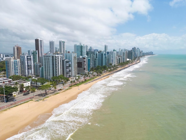 Widok z lotu ptaka na wybrzeże plaży Boa Viagem w Recife, Pernambuco, Brazylia