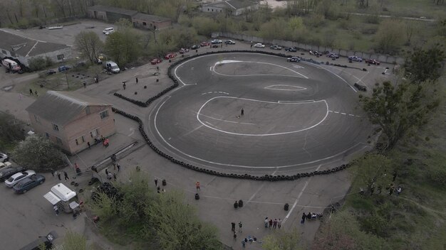 Widok z lotu ptaka na wyścigi uliczne na świeżym powietrzu i tor driftowy