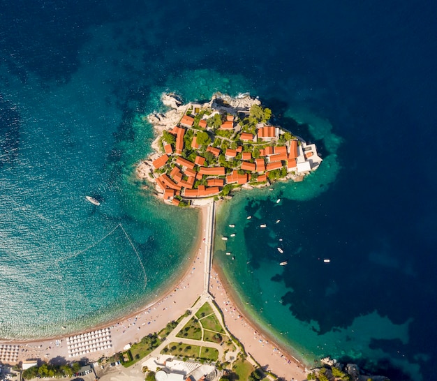 Widok z lotu ptaka na wysepkę Sveti Stefan w Czarnogórze