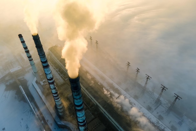 Widok Z Lotu Ptaka Na Wysokie Rury Elektrowni Węglowej Z Czarnym Dymem W Górę Zanieczyszczającej Atmosfery O Wschodzie Słońca