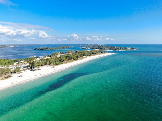 Widok z lotu ptaka na wyspę Anna Maria i plażową wyspę barierową na wybrzeżu Zatoki Floryda