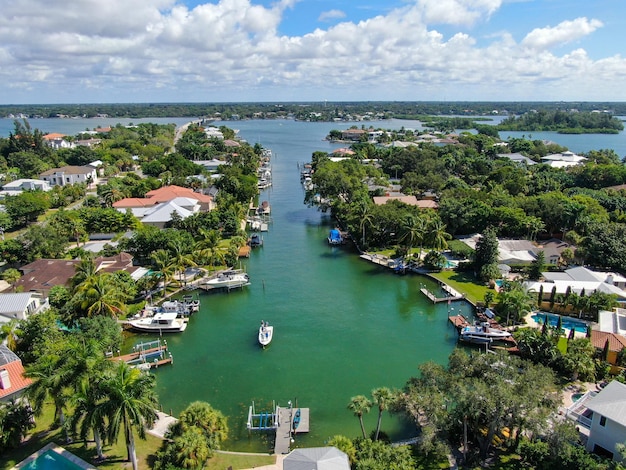 Widok z lotu ptaka na wyspę barierową Siesta Key w Zatoce Meksykańskiej, wybrzeże Sarasoty, Floryda USA