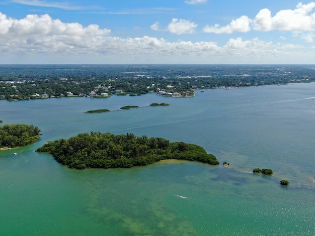 Widok z lotu ptaka na wyspę barierową Siesta Key w Zatoce Meksykańskiej, wybrzeże Sarasoty, Floryda USA