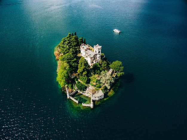 Widok z lotu ptaka na wyspę Loreto jezioro Iseo we Włoszech Fotografia dronem