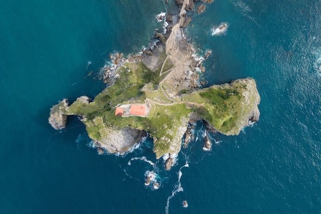 Zdjęcie widok z lotu ptaka na wyspę san juan de gaztelugatxe w kraju basków w hiszpanii wysokiej jakości zdjęcie