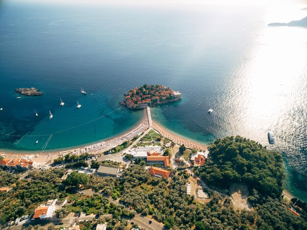 Widok z lotu ptaka na wyspę sveti stefan w zatoce kotorskiej w Czarnogórze