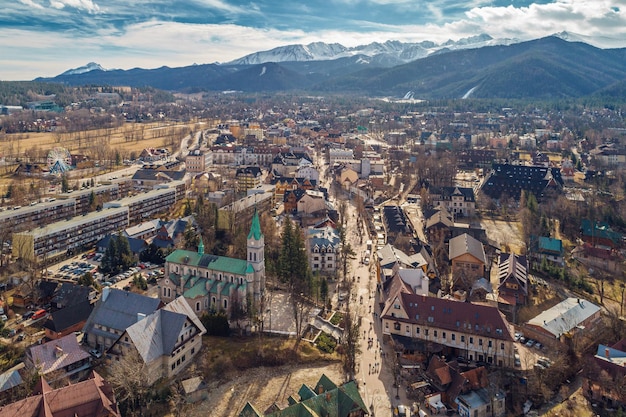 Widok z lotu ptaka na Zakopane i Tatry wczesną wiosną, Polska