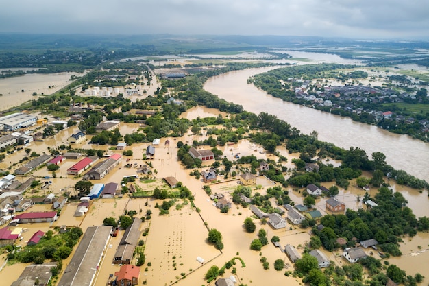 Widok z lotu ptaka na zalane domy brudną wodą