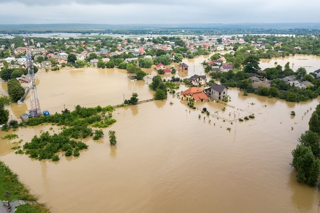 Widok z lotu ptaka na zalane domy z brudną wodą Dniestru w mieście Halicz, zachodnia Ukraina.