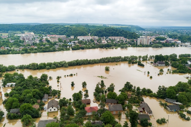 Widok z lotu ptaka na zalane domy z brudną wodą Dniestru w mieście Halicz, zachodnia Ukraina.