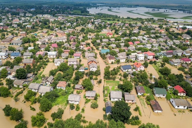 Widok z lotu ptaka na zalane domy z brudną wodą rzeki Dniestr w mieście Halicz na zachodniej Ukrainie.
