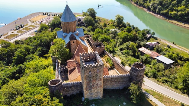 Widok z lotu ptaka na zamek Ananuri, Gruzja. rzeka Aragvi, zieleń