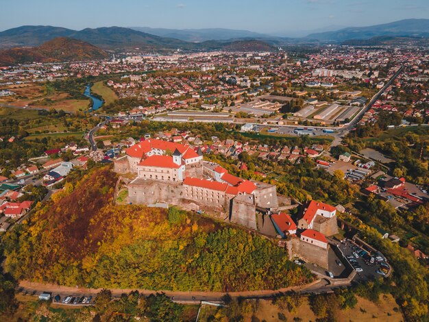 Widok Z Lotu Ptaka Na Zamek Palanok W Sezonie Jesiennym