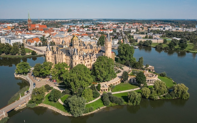 Widok z lotu ptaka na zamek Schwerin w Niemczech