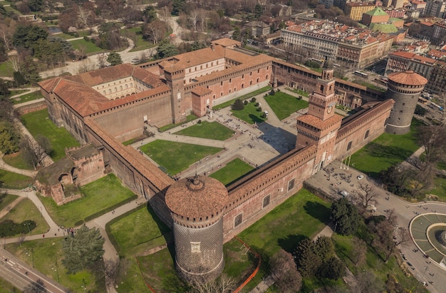 Widok z lotu ptaka na zamek Sforzesco w Mediolanie